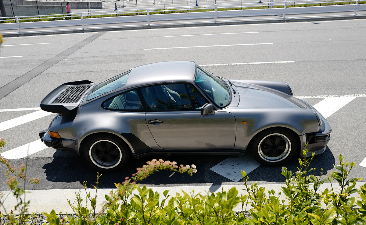 ポルシェ930ターボ(初代911ターボ)の全景(サイド~メタリックグレー)