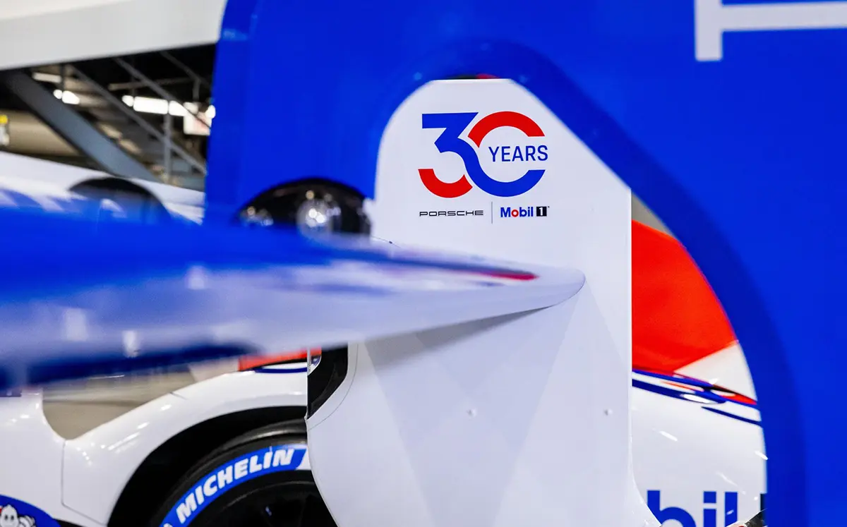 ポルシェとモービル1との提携30周年を記念した特別カラーのポルシェ963（リアウイング）