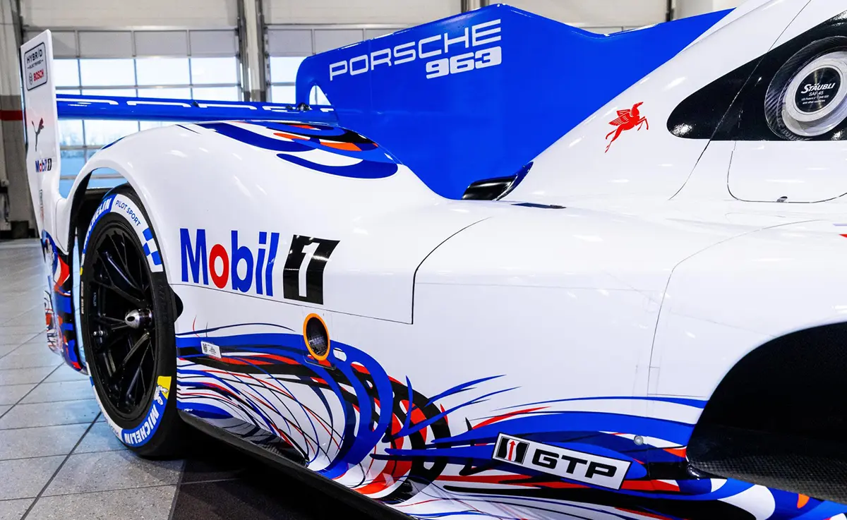 ポルシェとモービル1との提携30周年を記念した特別カラーのポルシェ963（サイド）