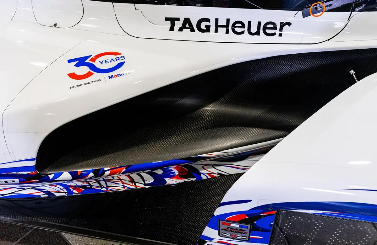 ポルシェとモービル1との提携30周年を記念した特別カラーのポルシェ963（ボディサイド）