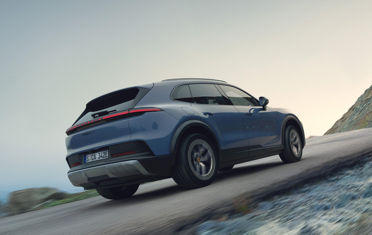 ポルシェ「カイエンS エレクトリック」斜め後ろからの走行画像