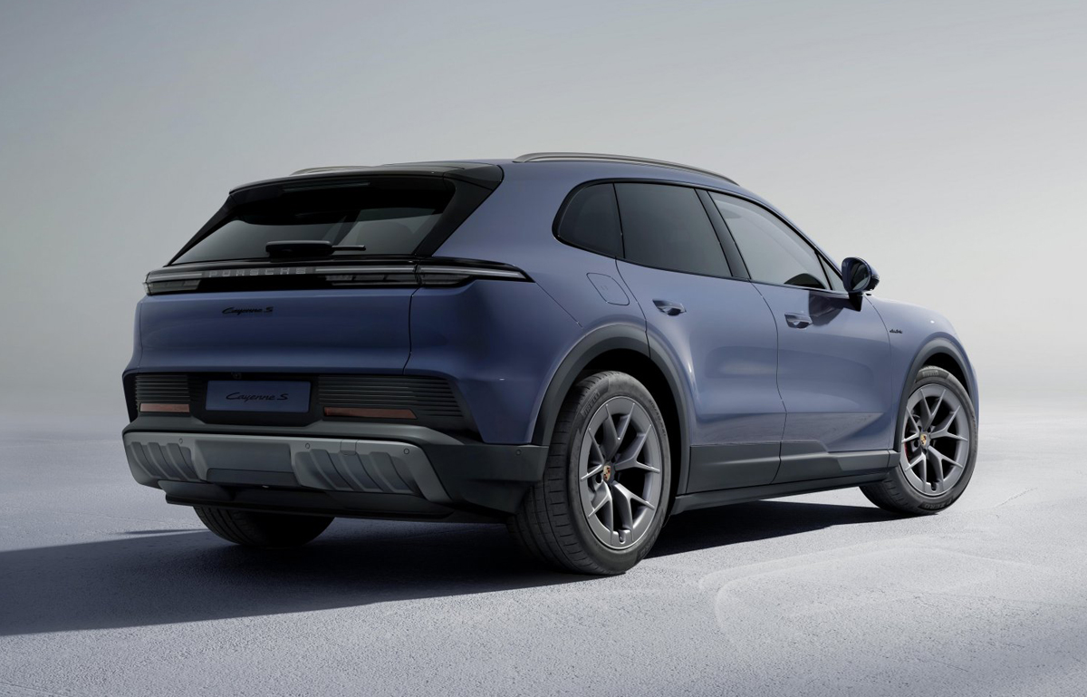 ポルシェ「カイエンS エレクトリック」斜め後ろからの画像