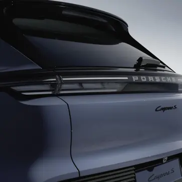 ポルシェ「カイエンS エレクトリック」テールゲートの画像