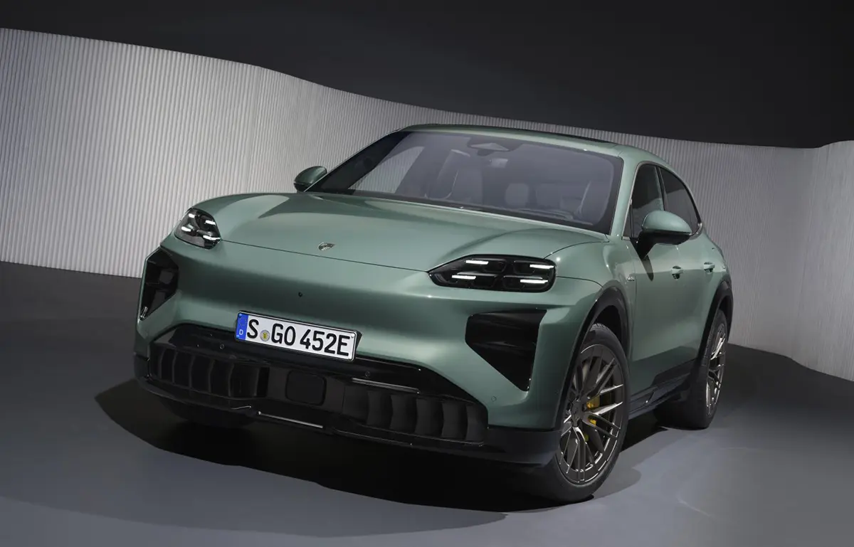 ポルシェ カイエン ターボ エレクトリックのフロントサイド（グリーン）