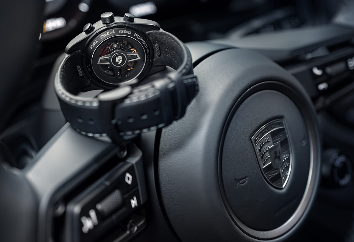 ポルシェデザインの腕時計、「カスタムビルト・タイムピース」によるカイエン仕様（ケースバック）