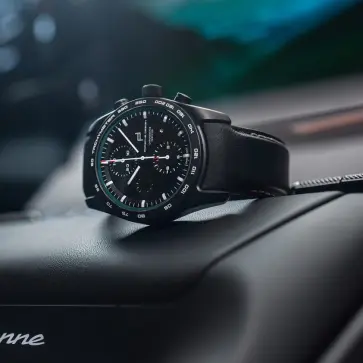 ポルシェデザインの腕時計、「カスタムビルト・タイムピース」によるカイエン仕様