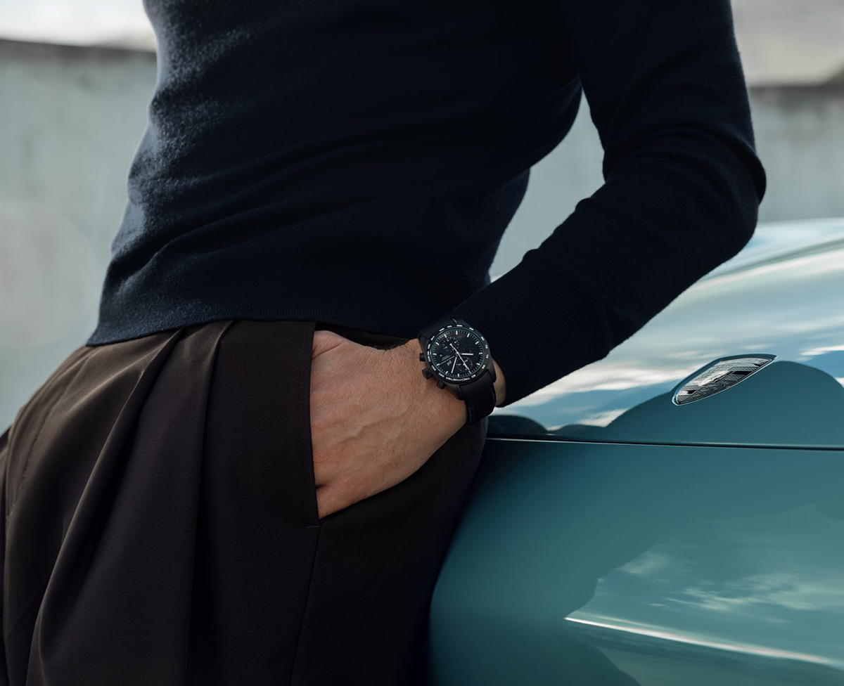 ポルシェデザインの腕時計、「カスタムビルト・タイムピース」によるカイエン仕様（モデル装着）