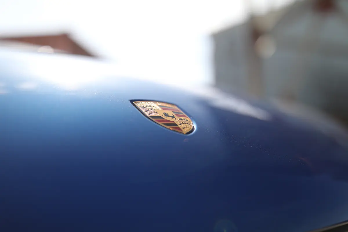 ポルシェ マカンSのボンネット(ブルー)