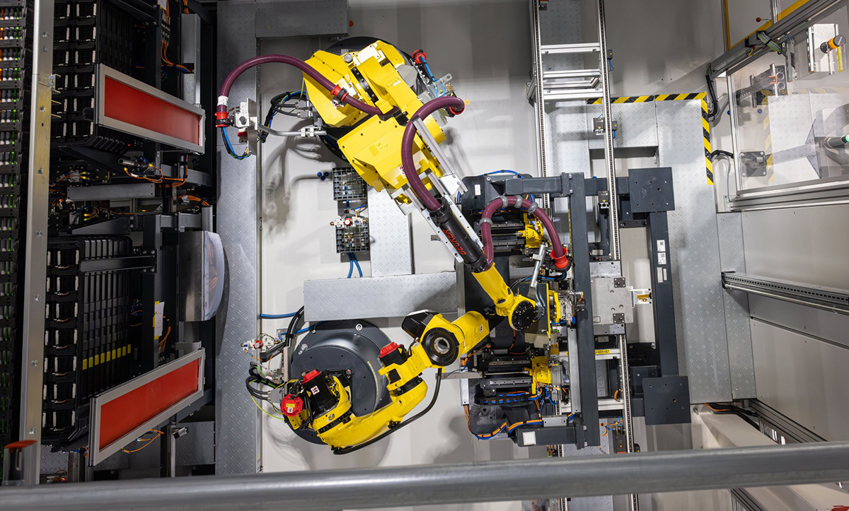 ポルシェがスロバキアに建設した最新鋭の生産拠点「ポルシェ・スマートバッテリーショップ」工場内部