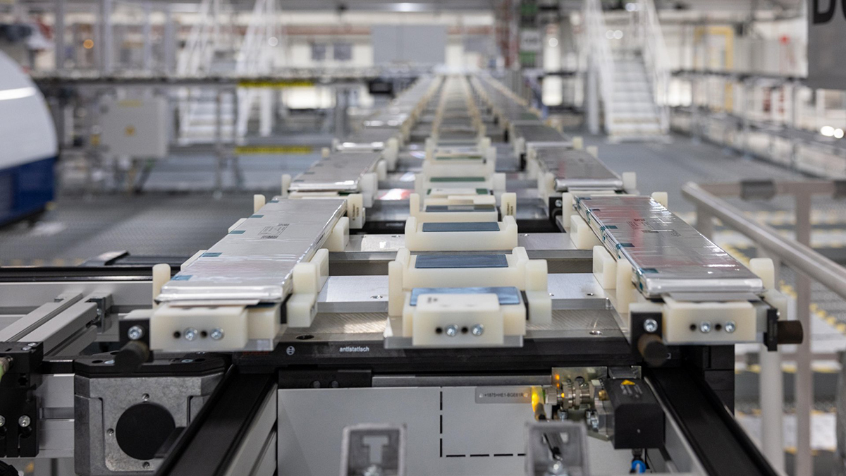 ポルシェがスロバキアに建設した最新鋭の生産拠点「ポルシェ・スマートバッテリーショップ」工場内部