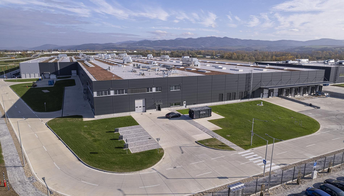 ポルシェがスロバキアに建設した最新鋭の生産拠点「ポルシェ・スマートバッテリーショップ」全景