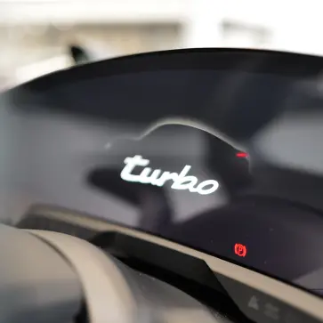 ポルシェ・タイカン・ターボのデジタルメーター