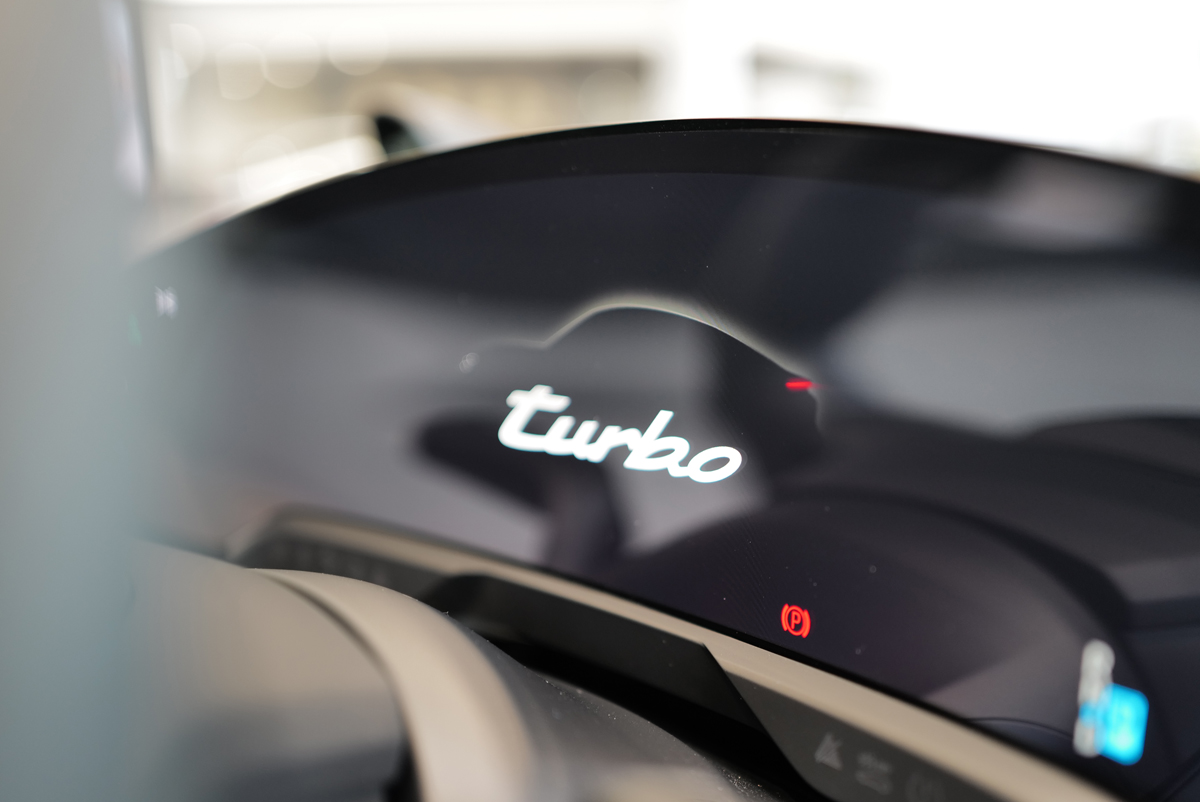 ポルシェ・タイカン・ターボのデジタルメーター