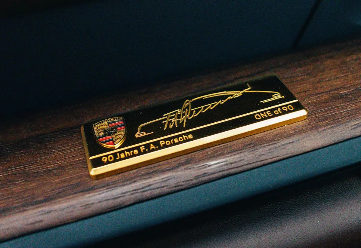 ポルシェ911設計者、フェルディナント・アレクサンダー・ポルシェの生誕90周年を記念した限定モデル装着されるバッジ