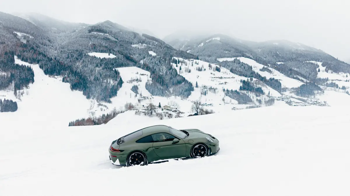 ポルシェ一族が過ごしたツェル・アム・ゼーの別荘へと向かうポルシェ911