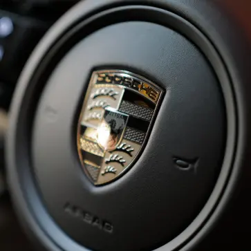 ポルシェ マカン エレクトリックのインテリア(ステアリングホイールのセンターとエンブレム)