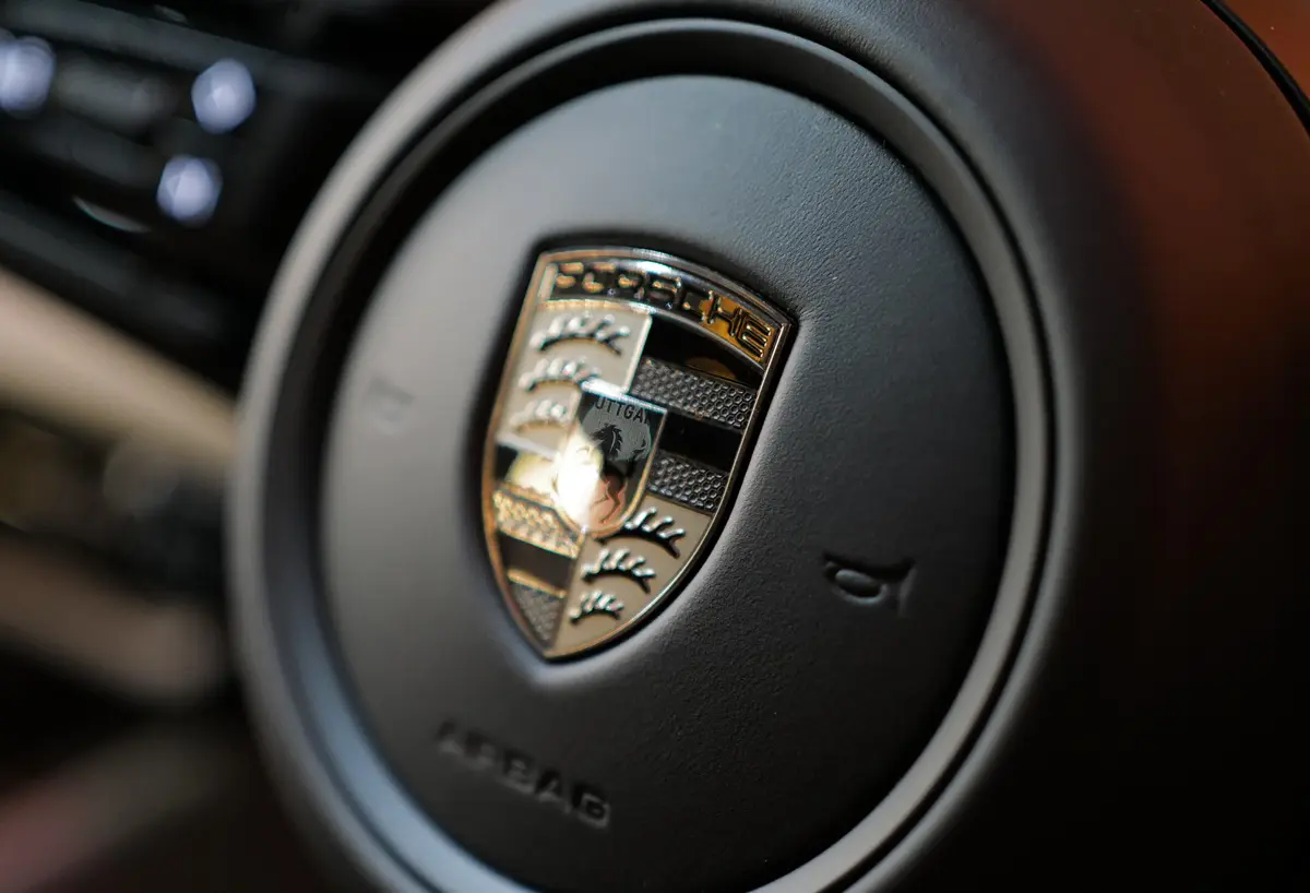 ポルシェ マカン エレクトリックのインテリア(ステアリングホイールのセンターとエンブレム)