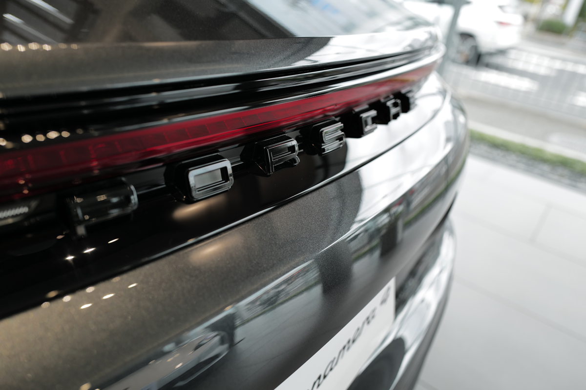 ポルシェ パナメーラのリア「PORSCHE」文字