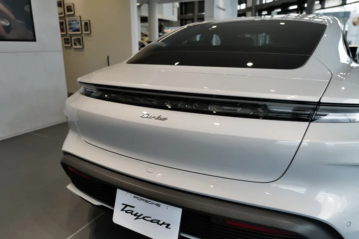 ポルシェ・タイカン・ターボGTのリアに装着される「Turbo」エンブレム