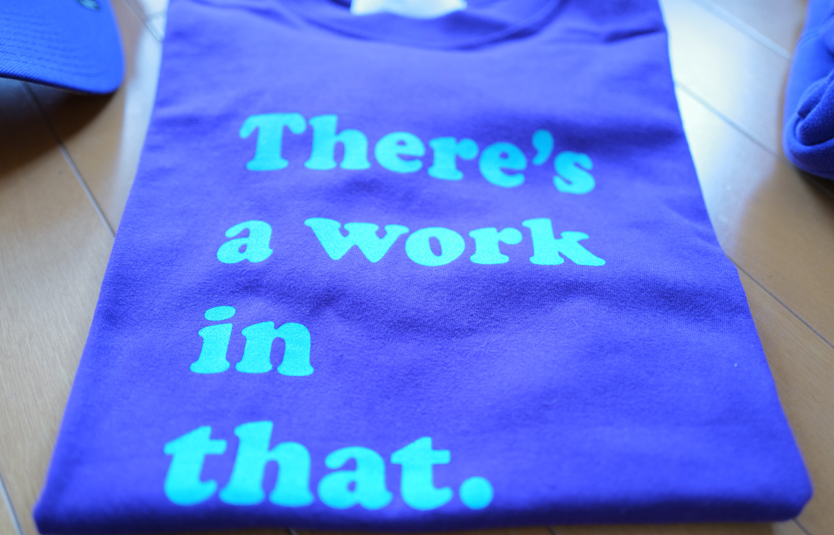 フェラーリのボディカラーに合わせたパープルのTシャツ（インターナショナルギャラリー ビームス）