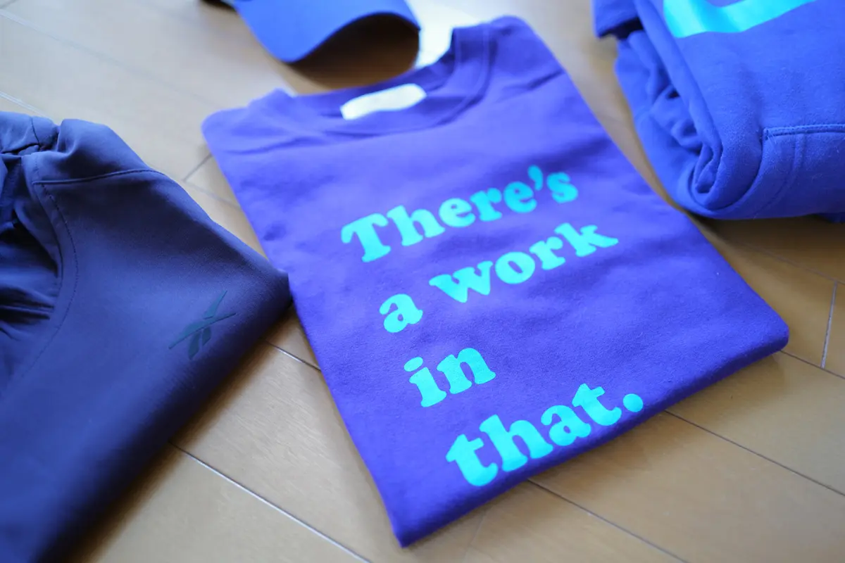 フェラーリのボディカラーに合わせたパープルのTシャツにアンダーウエア（インターナショナルギャラリー ビームス）