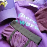 フェラーリのボディカラーに合わせたパープルのTシャツにアンダーウエア