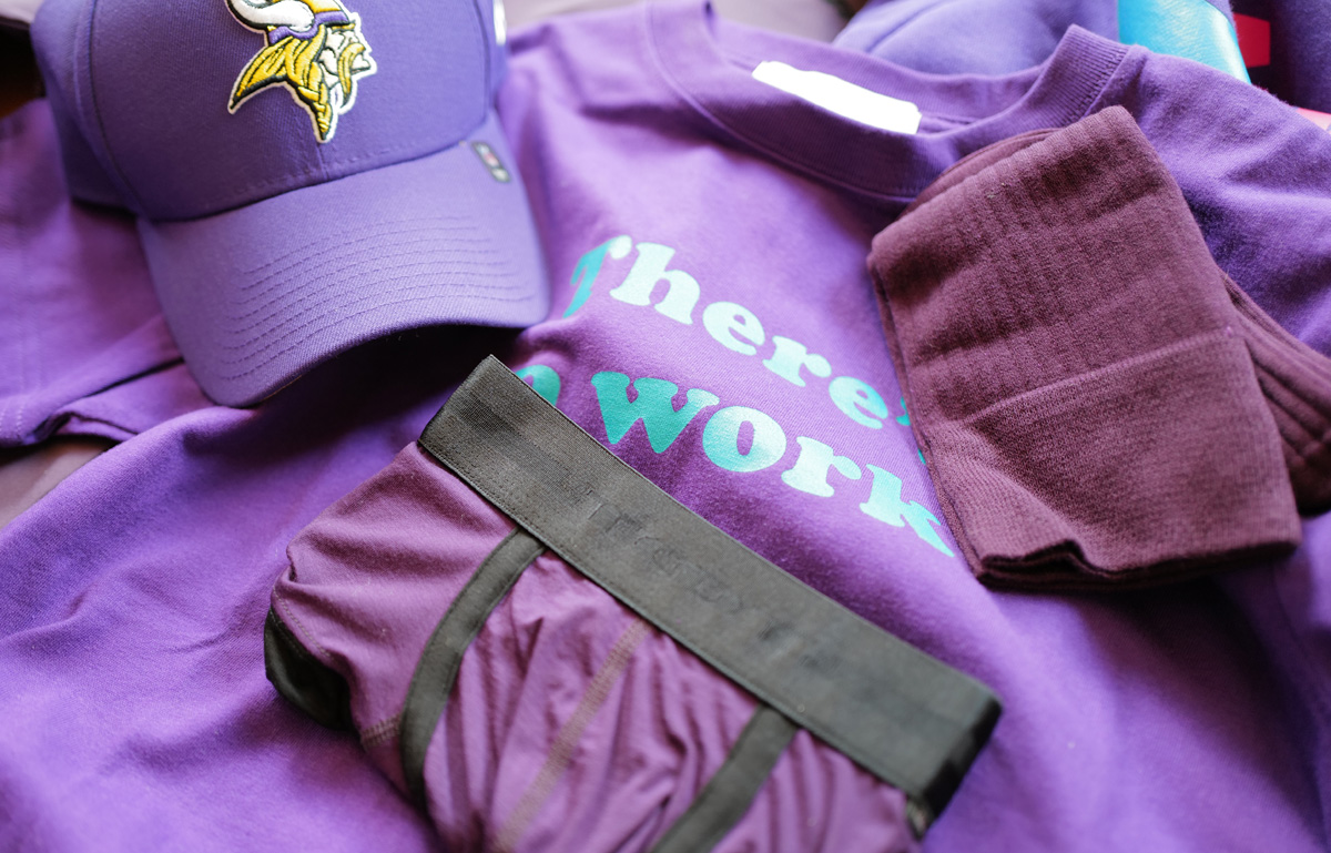 フェラーリのボディカラーに合わせたパープルのTシャツにアンダーウエア