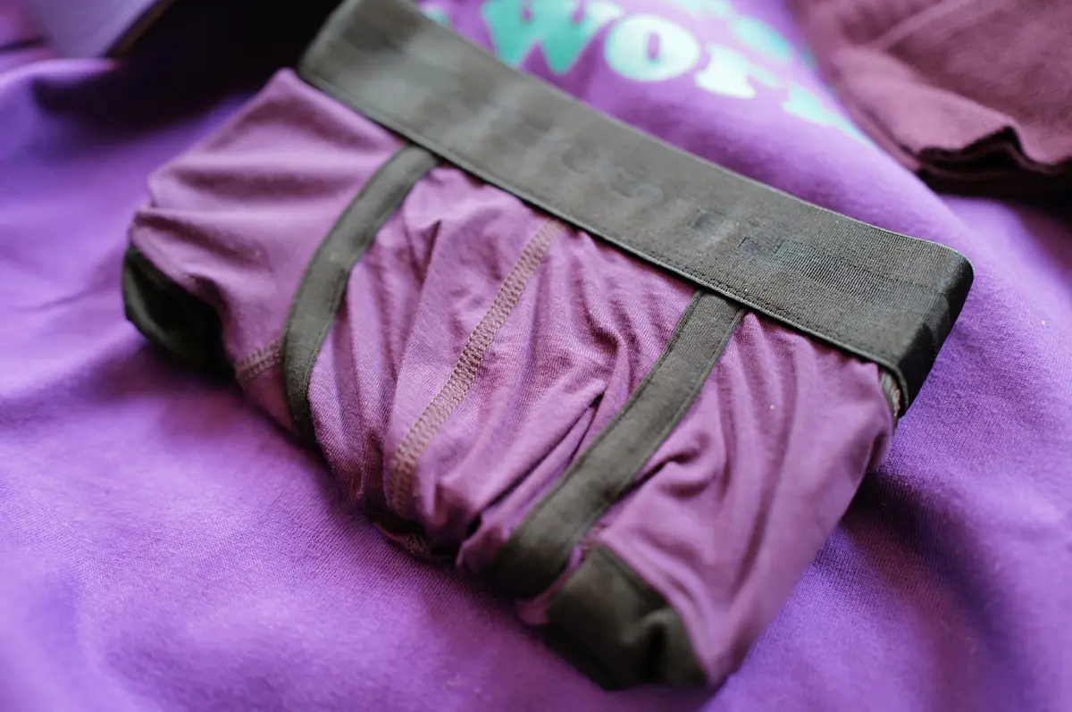 フェラーリのボディカラーに合わせたパープルのTシャツにアンダーウエア（TOOTのハイマテリアルパンツ）