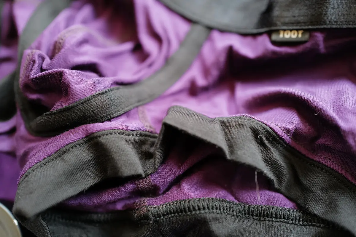 フェラーリのボディカラーに合わせたパープルのTシャツにアンダーウエア（TOOTのロゴ）