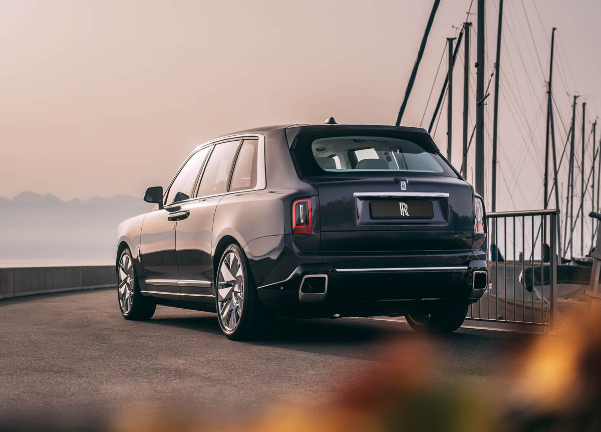 ロールス・ロイス・カリナン「ヨッティング」のエクステリア〜リヤ（静止状態）