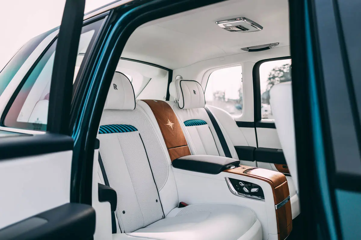 ロールス・ロイス・カリナン「ヨッティング」のインテリア〜後部座席