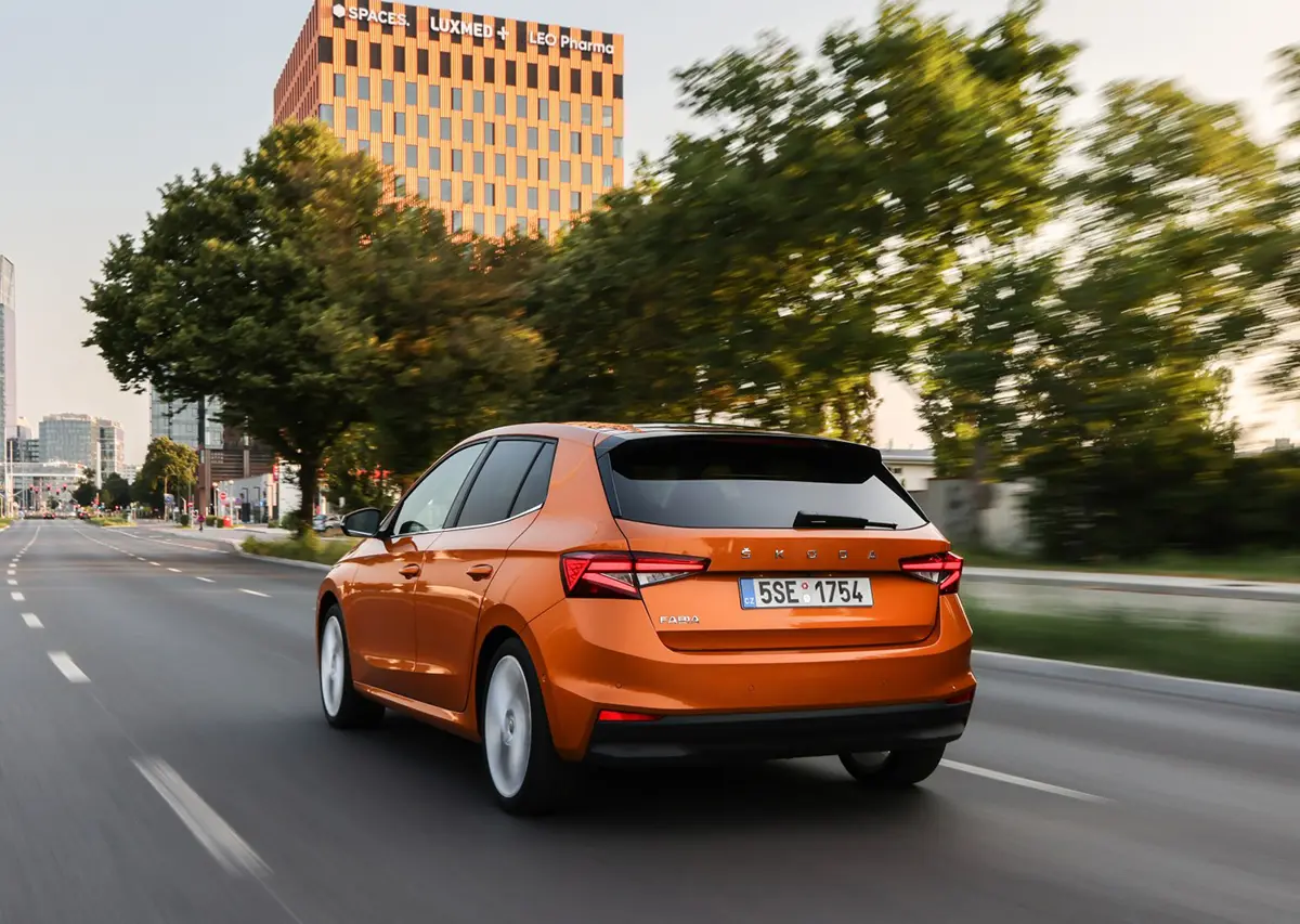 シュコダ・ファビアの走行画像(リア、オレンジ)