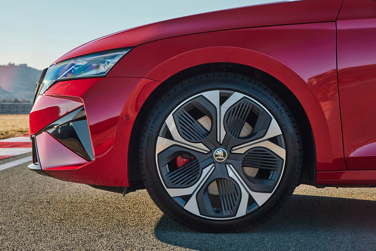 シュコダ・オクタヴィア(レッド、サイドビュー)