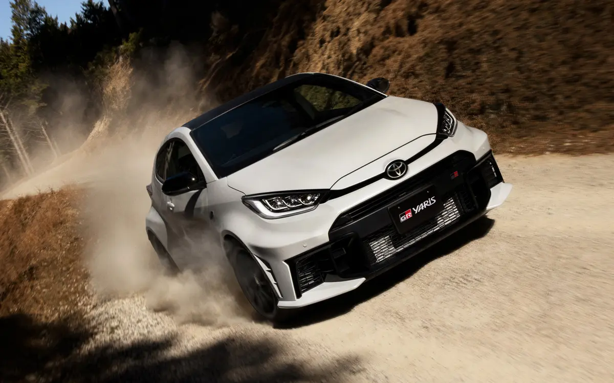 2026年モデルのトヨタGR ヤリス（ホワイト、フロント、走行中）