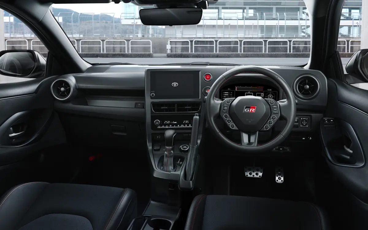 トヨタGR ヤリスのインテリア（全景、2026年モデル）