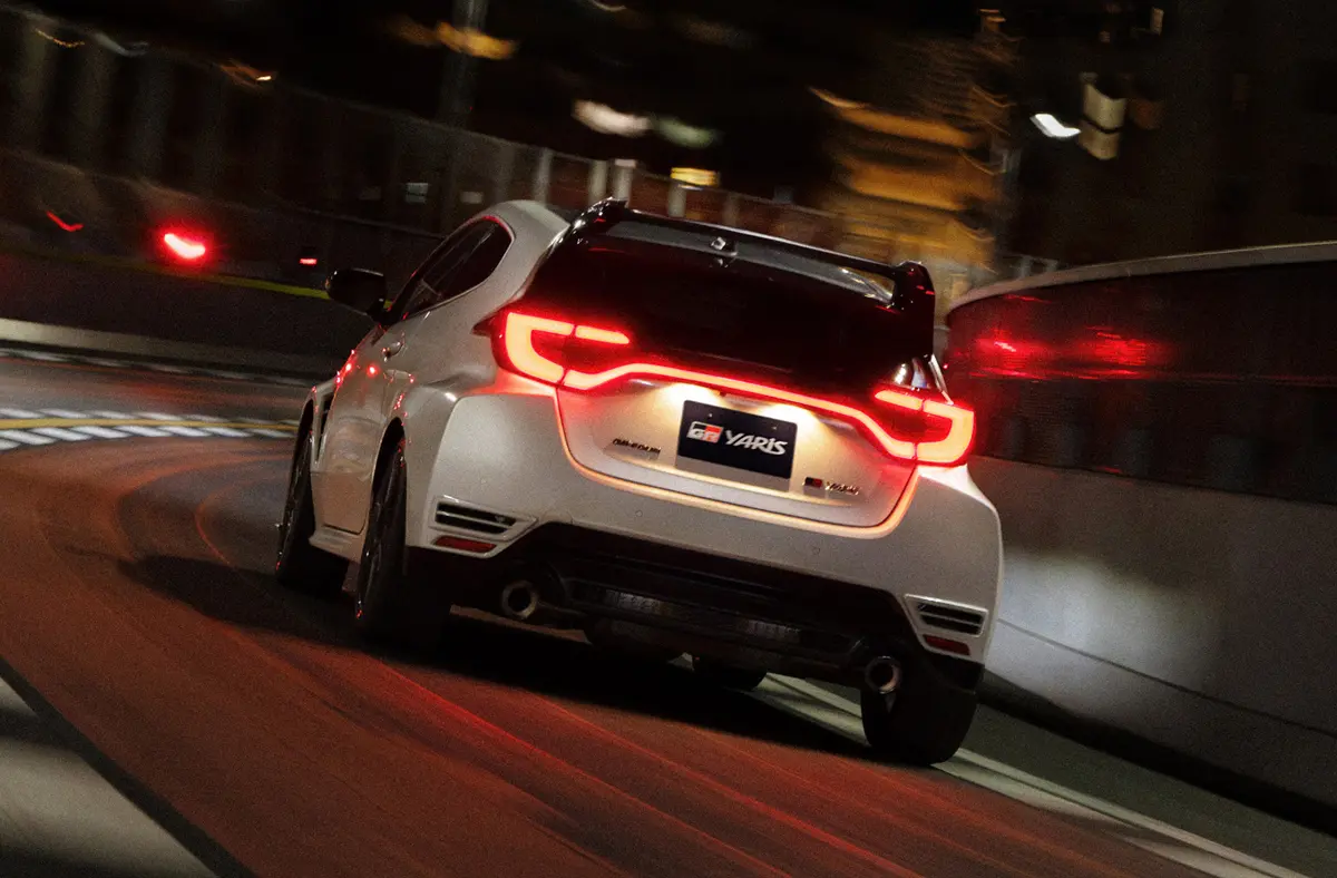 2026年モデルのトヨタGR ヤリス（ホワイト、リア、走行中）