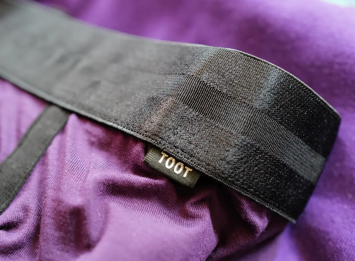 フェラーリのボディカラーに合わせたパープルのTシャツにアンダーウエア