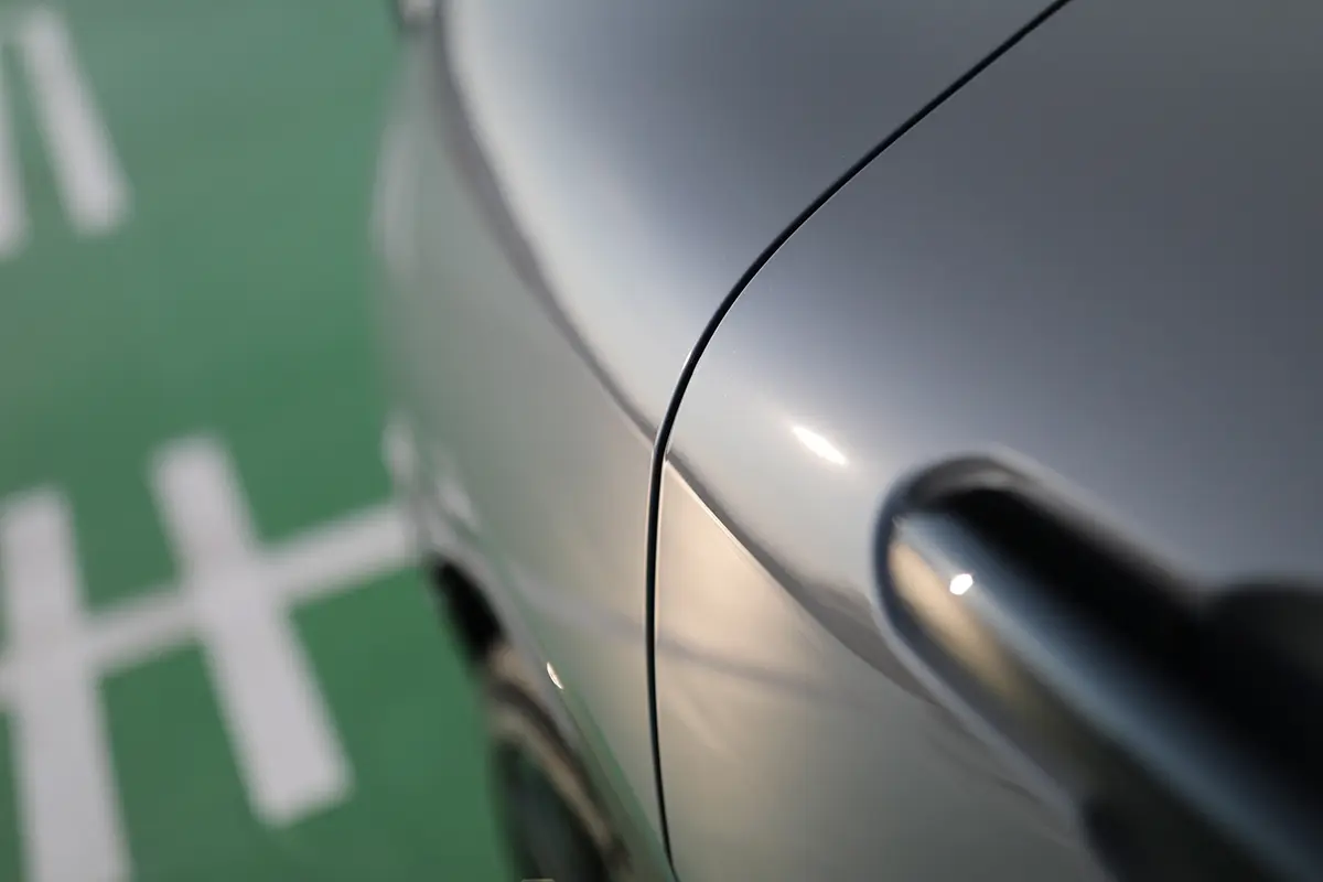 トヨタ・クラウンスポーツのボディパネル(グレーの塗装面)