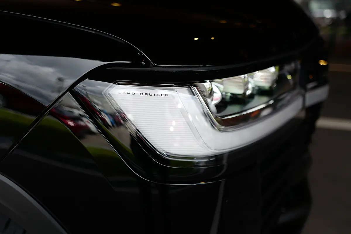 トヨタ ランドクルーザー300のヘッドライト