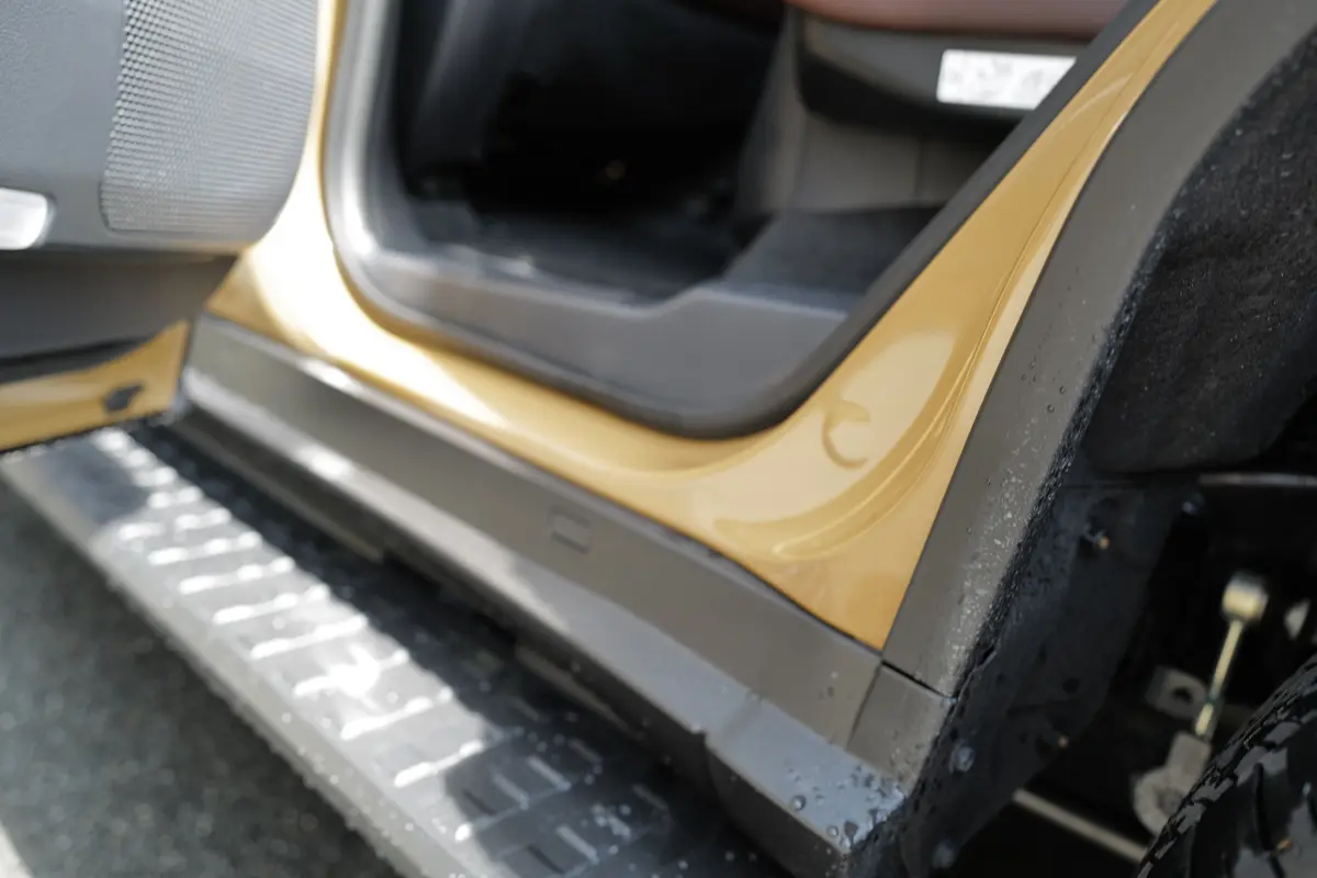 トヨタ ランドクルーザー250ZXの後部ドアを開いた画像