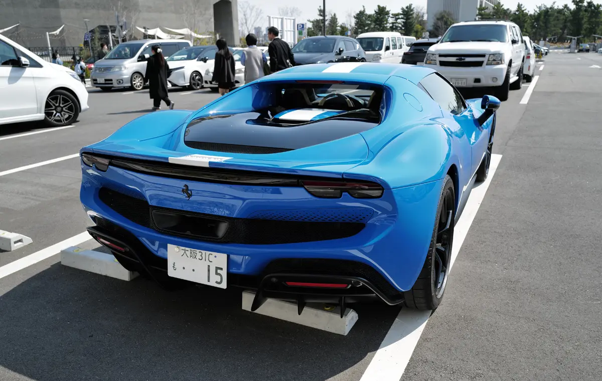 ブルーのフェラーリ296GTB（リア）