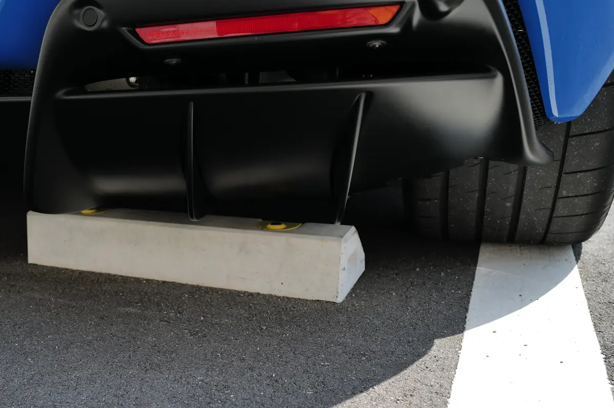 ブルーのフェラーリ296GTBのディフューザー