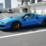 ブルーのフェラーリ296GTB（フロント）