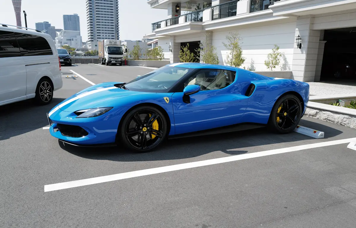 ブルーのフェラーリ296GTB（フロント）