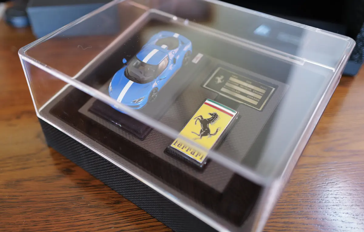 フェラーリ296GTBのミニカー（ブルー、ルックスマート）