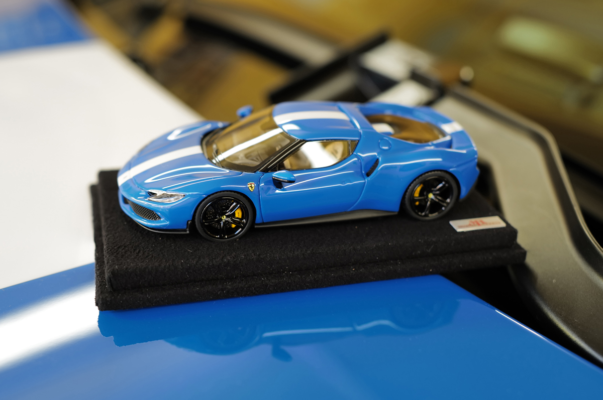 フェラーリ296GTBのミニカー（ブルー、ルックスマート）