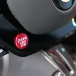 フェラーリのステアリングホイール〜エンジンスターターボタン