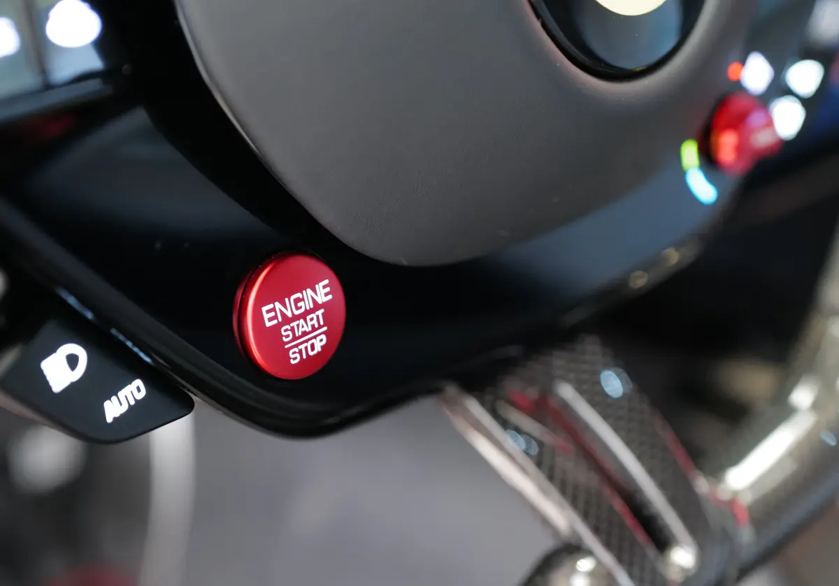 フェラーリのステアリングホイール〜エンジンスターターボタン