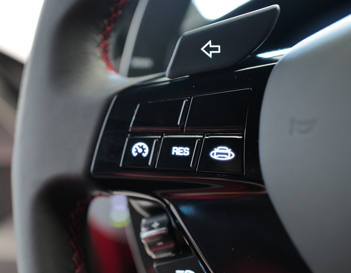 フェラーリのステアリングホイール〜物理ボタンが復活した最新バージョン(アマルフィ)