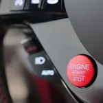 フェラーリのステアリングホイール〜エンジンスターターボタン